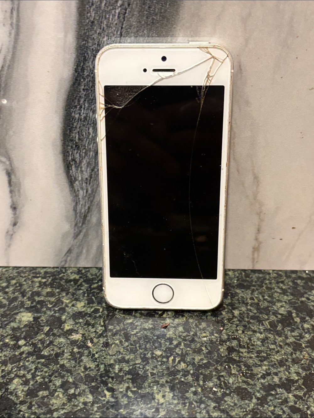 Apple iPhone 5 White and Black Front Smartphone BROKEN PARTS OR REPAIR